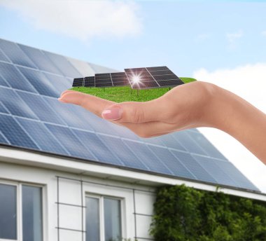 Güneş panelini dışarıda gösteren bir kadın, yakın plan. Alternatif enerji kaynağı 
