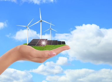 Güneş panelini dışarıda gösteren bir kadın, yakın plan. Alternatif enerji kaynağı 