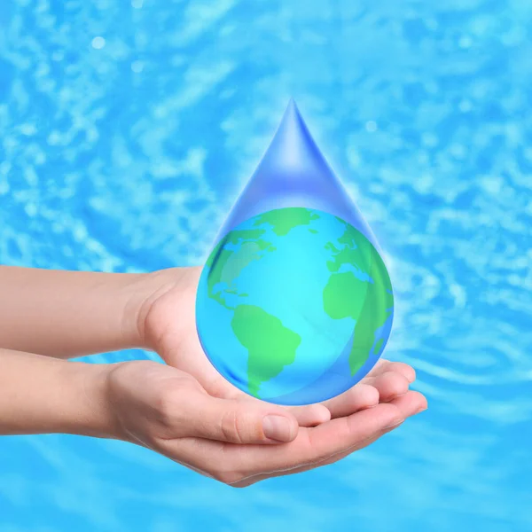 Kvinna Som Håller Ikonen För Jorden Vatten Droppe Blå Bakgrund — Stockfoto