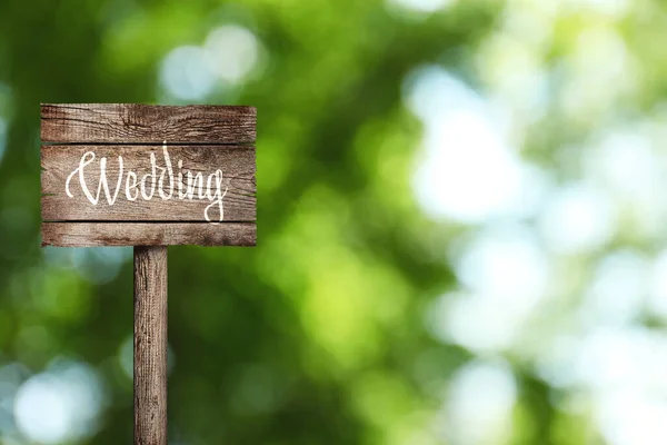 Üzerinde Yazı Olan Ahşap Plaket Açık Havada Düğün Metin Için — Stok fotoğraf