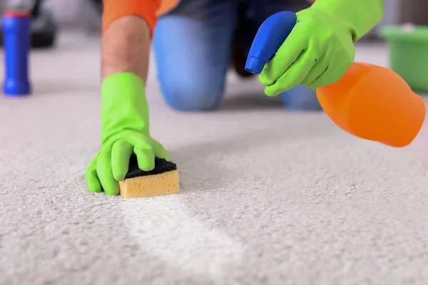 家のカーペットから汚れを除去する男 閉じます 清掃サービス — ストック写真