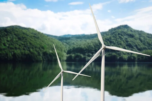 Alternative Energiequelle Windräder Der Nähe Von Bergen Flussufer — Stockfoto