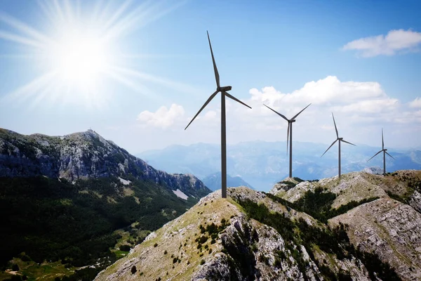 Alternative Energiequelle Windräder Und Berge Sonnigen Tagen — Stockfoto