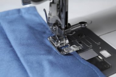 Ev yapımı koruyucu maskeli dikiş makinesi, yakın plan.