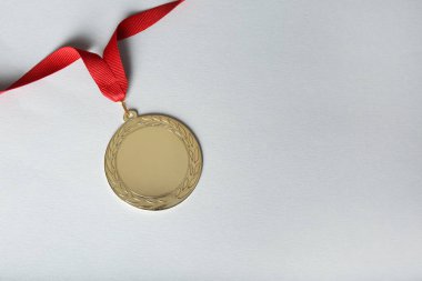 Beyaz arka planda altın madalya, üst manzara. Tasarım için boşluk
