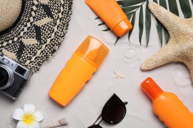 Düz bileşim ve kumdaki güneş koruma ürünleri