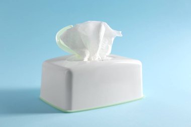 Açık mavi arkaplanda kağıt mendil kutusu