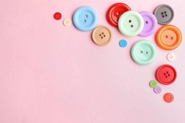 Pembe arka planda bir sürü dikiş düğmesi var. Metin için boşluk