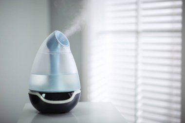 Masada modern hava nemlendirici var. Metin için boşluk