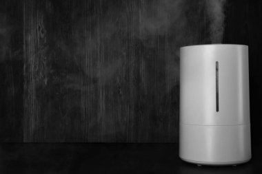 Masadaki modern hava nemlendiricisi ahşap arka planda. Metin için boşluk