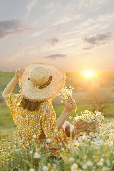 Femme Avec Chapeau Paille Sac Main Plein Camomilles Reposant Dans — Photo