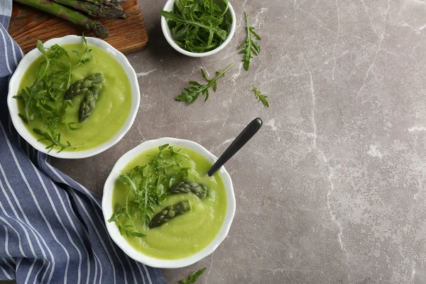 Deliziosa Zuppa Asparagi Servita Sul Tavolo Marmo Grigio Posa Piatta — Foto Stock