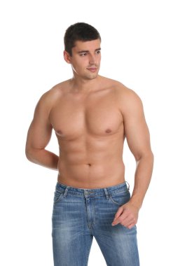 Beyaz arka planda seksi vücutlu bir adam.