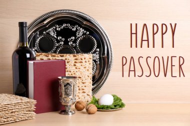 Ahşap masada sembolik Pesach (Hamursuz Bayramı Sedyesi) öğeleri