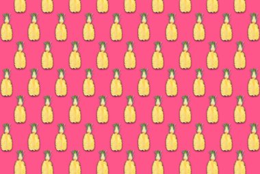 Parlak pembe arkaplanda ananas desenleri
