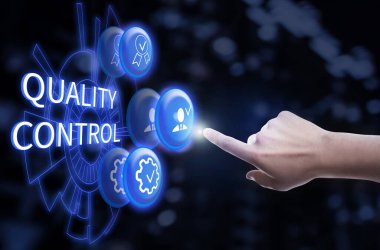 Kalite kontrol servisi. Sanal ekran kullanan adam, kapat