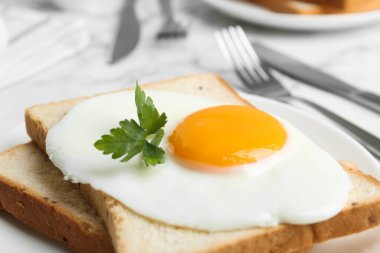 Lezzetli kızarmış tavuk yumurtası. Ekmek ve maydanozlu. Yakın plan.