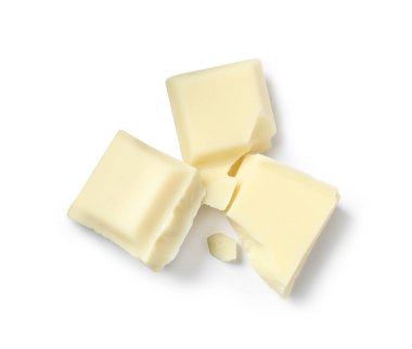 Lezzetli çikolata parçaları beyaza izole edilmiş, üst manzara