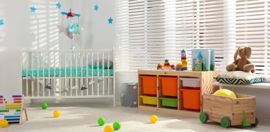 Bebek odasının içinde rahat bir beşik var. Pankart tasarımı