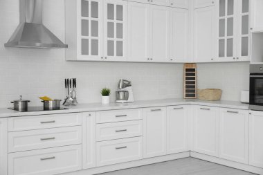 Yeni moda mobilyalarla dolu güzel bir mutfak.