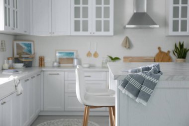 Yeni moda mobilyalarla dolu güzel bir mutfak.