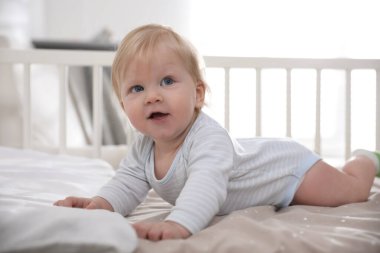 Sevimli küçük bebek konforlu beşiğinde yatıyor