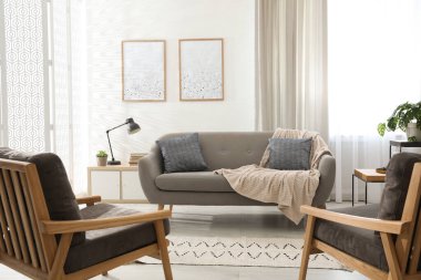 Rahat kanepe ve koltukları olan modern oturma odası.