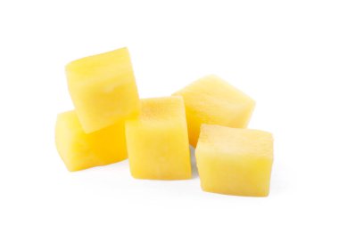 Beyaz tenli, olgun mango küpleri.