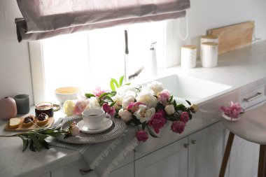 Güzel şakayıklar ve mutfak tezgahında kahvaltı