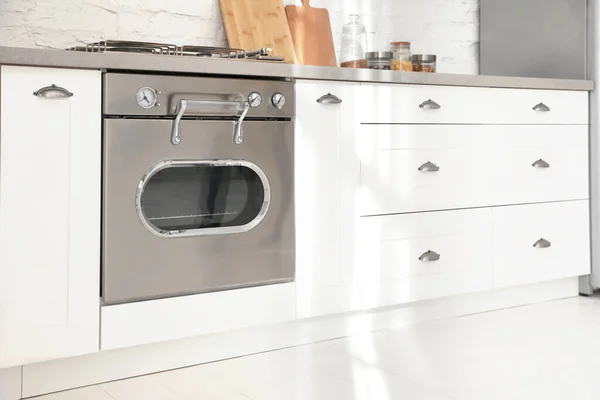 新的现代烤箱在时尚的厨房 烹调用具 — 图库照片