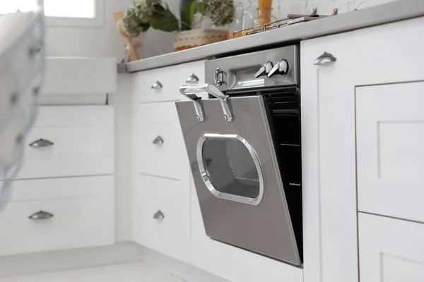 新的现代烤箱在时尚的厨房 烹调用具 — 图库照片