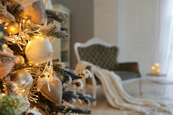 Close Uitzicht Mooie Versierde Kerstboom Binnen — Stockfoto