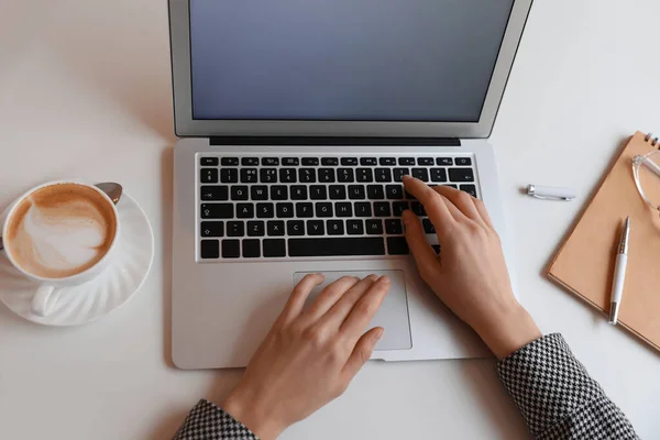 Jovem Blogueiro Trabalhando Com Laptop Mesa Café Vista Acima — Fotografia de Stock