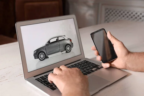 Uomo Che Utilizza Laptop Telefono Acquistare Auto Tavolo Legno All — Foto Stock