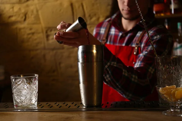 Barman Preparando Coquetel Alcoólico Fresco Balcão Bar Close — Fotografia de Stock