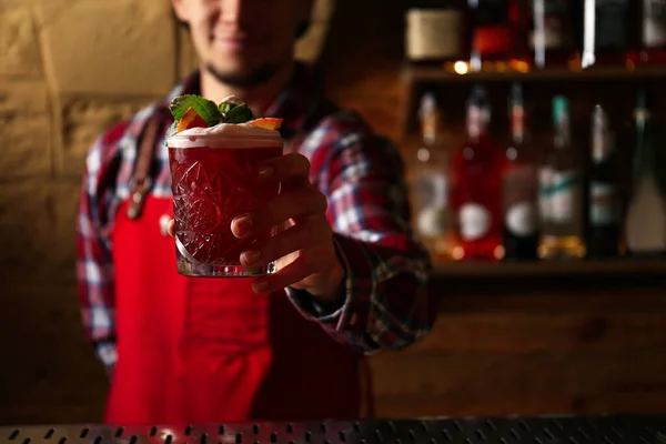 Bartendern Förbereder Färska Alkoholhaltiga Cocktail Baren Fokusera Hand Plats För — Stockfoto