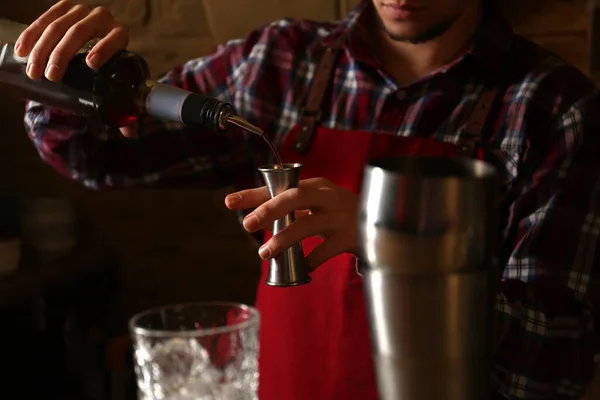 Barmen Barda Taze Alkollü Kokteyl Hazırlıyor — Stok fotoğraf