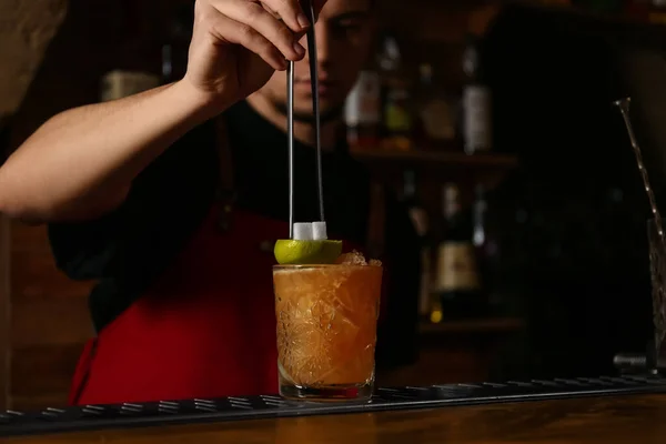 Bartender Dekorera Glas Färsk Alkoholhaltig Cocktail Vid Bardisken Närbild — Stockfoto