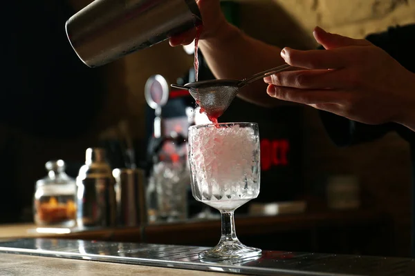 Barman Preparando Coquetel Alcoólico Fresco Balcão Bar Close — Fotografia de Stock