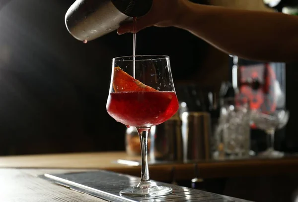 Bartender Förbereder Färsk Alkoholhaltig Cocktail Vid Bardisken Närbild — Stockfoto