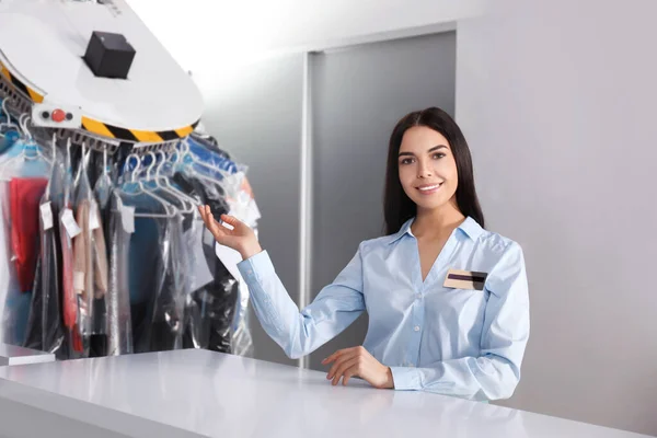 Trabajadora Cerca Del Mostrador Tintorería Moderna — Foto de Stock