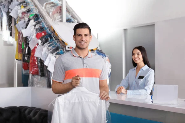 Kuru Temizlemecinin Yanındaki Tişörtlü Mutlu Müşteri — Stok fotoğraf