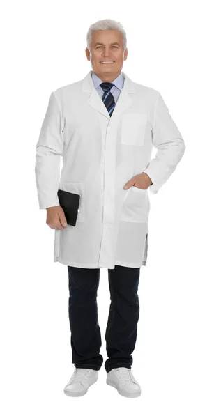 穿着白底剪贴板的实验室大衣的快乐老人 — 图库照片