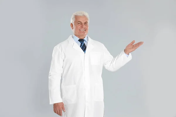 Gelukkig Senior Man Lab Jas Lichtgrijze Achtergrond — Stockfoto