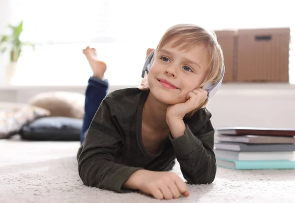 Lindo Niño Con Auriculares Escuchando Audiolibro Casa — Foto de Stock