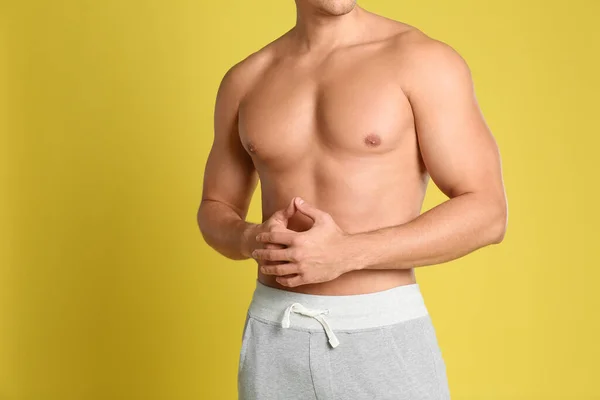 Homem Com Corpo Sexy Fundo Amarelo Close — Fotografia de Stock