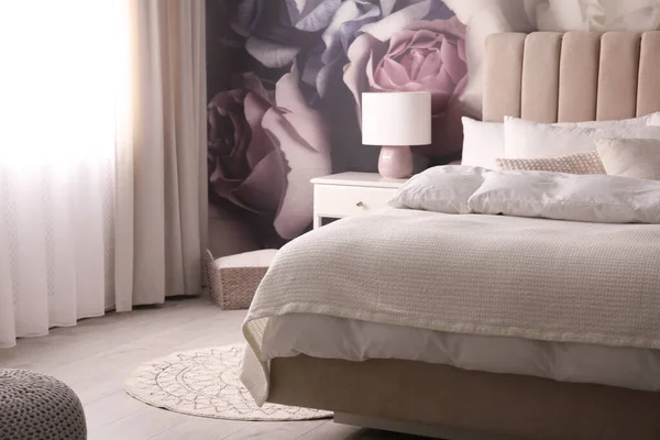 快適なベッドとスタイリッシュな花の部屋のインテリア — ストック写真