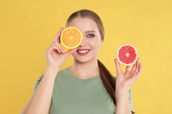 Jonge Vrouw Met Gesneden Sinaasappel Grapefruit Gele Achtergrond Vitaminerijk Voedsel — Stockfoto