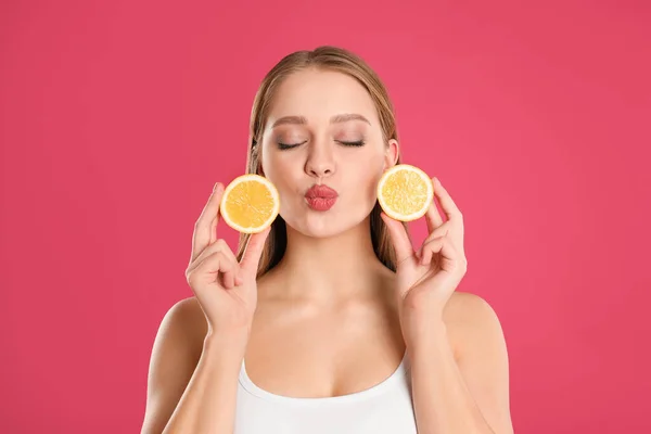 Jonge Vrouw Met Gesneden Citroen Roze Achtergrond Vitaminerijk Voedsel — Stockfoto
