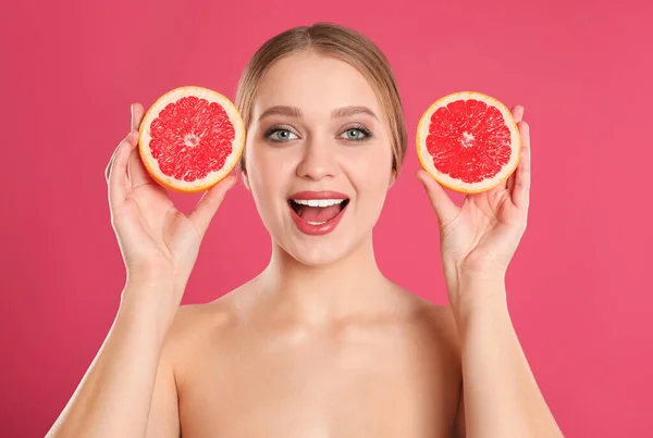 분홍색 배경에 자몽을 비타민 — 스톡 사진